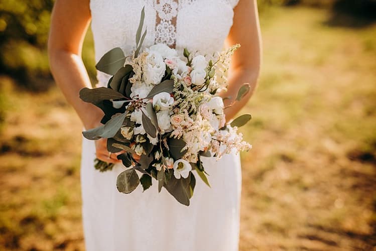 Tipi di bouquet da sposa: quale fa per te e come portarlo?